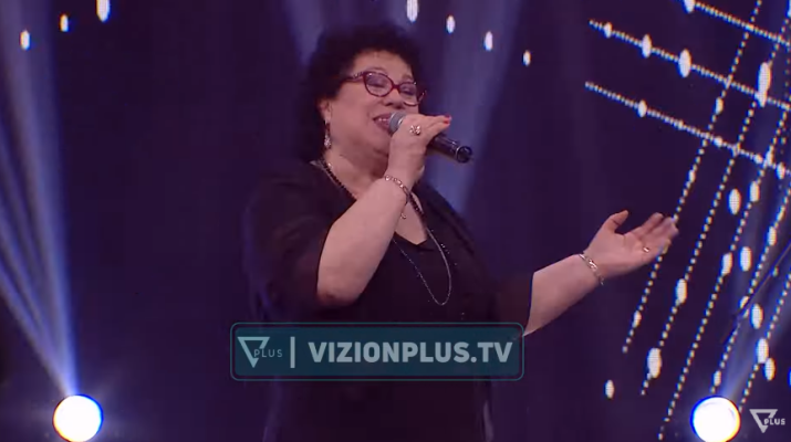 Irini Qirjako “ndez” skenën, artistja dhe miqtë e saj dhurojnë spektakël në “Këngë Moj”