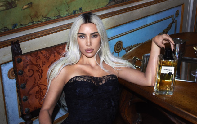 Blogerja shqiptare pozon me Kim Kardashian dhe ndjekësit nuk bëjn dot diferencën