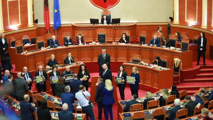 “Projektligjet u votuan me 68 deputetë prezentë”, grupi i PD-së i kërkon Nikollës të shpallë të pavlefshme draftet e miratuara