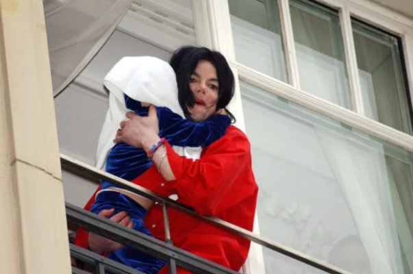 E rrallë, tre fëmijët e Michael Jackson shfaqen bashkë në një foto