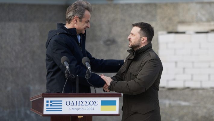 Greqia hedh poshtë deklaratën e Zelenskyt: Nuk ka marrëveshje me Ukrainën për dërgimin e pajisjeve mbrojtëse