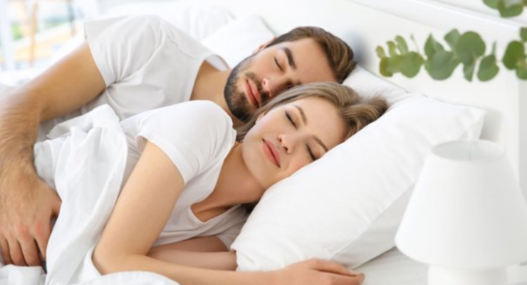 Studim: 4 nga 5 persona “e urrejnë” të ndajnë shtratin me partnerin natën