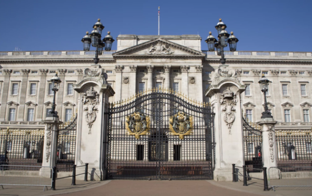 Përplasi makinën në portat e Pallatit Buckingham, arrestohet një person në Londër