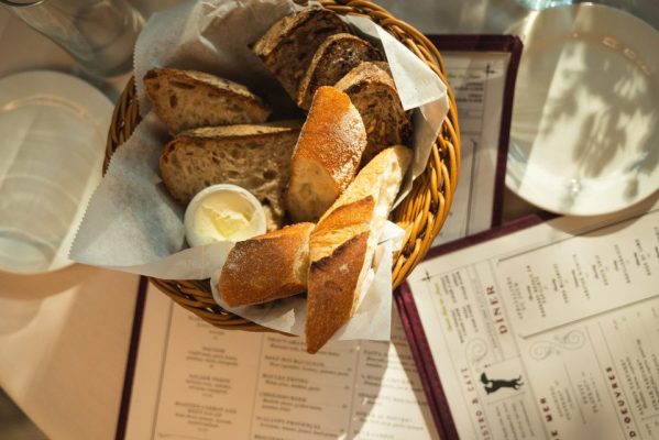 A e dini pse restorantet shërbejnë gjithmonë bukë para pjatës kryesore?