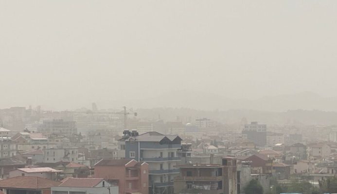 Pluhuri saharian mbulon sërish Shqipërinë, çfarë ndodh nesër me temperaturat