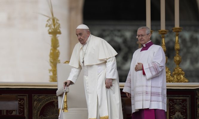 Mesazhi i Papa Françeskut para Pashkëve: Zoti na dhëntë paqe