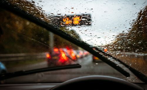 Jini të kujdesshëm! 2 veprimet kryesore para se të ngisni makinën në ditë me shi