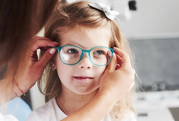Nëse vëreni ndonjë nga këto simptoma te fëmija juaj, ka nevojë për syze