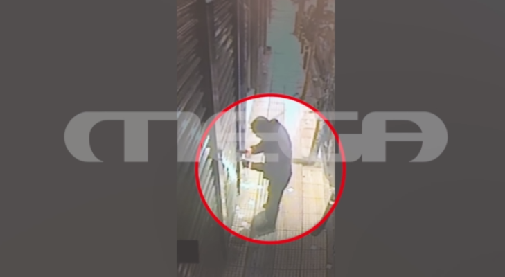 PAMJE/ Publikohen videot që tregojnë terroristët duke vendosur bombën në një degë banke në Greqi