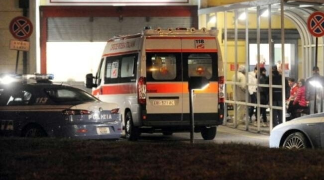 Babai gjen vajzën 15-vjeçare me të dashurin në shtrat, i bën për spital
