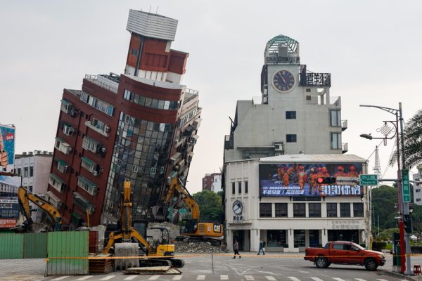 Ekipet e shpëtimit po luftojnë me kohën në Tajvan, dhjetëra persona të bllokuar pas tërmetit! U regjistruan 300 pasgoditje