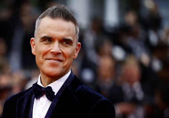 Robbie Williams pretendon se është në “shënjestër” të alienëve: Më duan sepse jam i famshëm