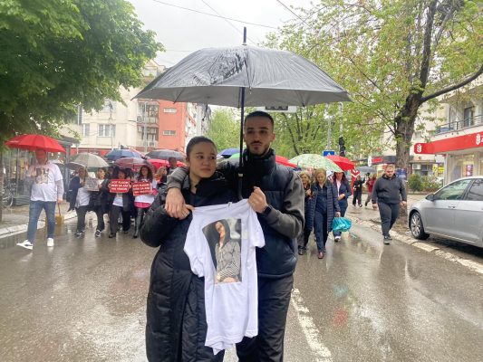 I ati i vrau nënën, vajza e Gjyljeta Ukellës i prin protestës me qindra qytetarë në Kosovë