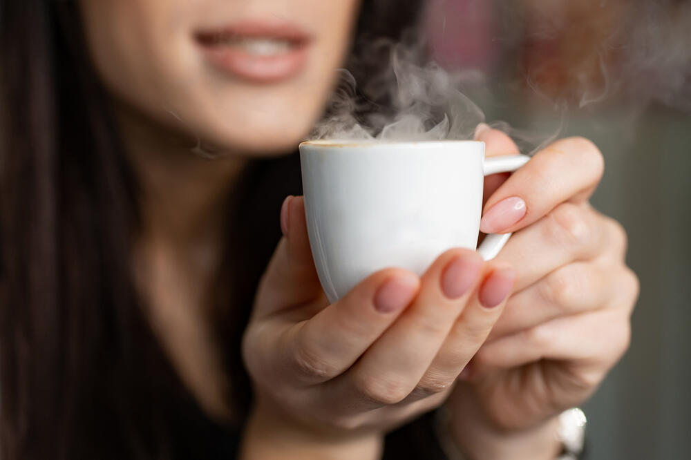Mësoni si funksionon kafeina në trup dhe a duhet të konsumoni kafe të ftohtë apo të nxehtë