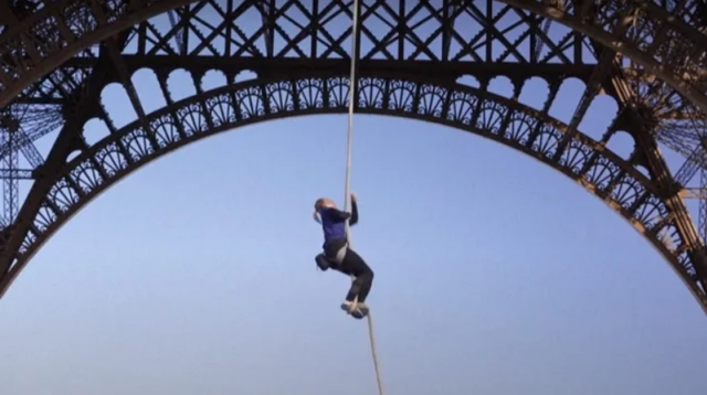 Francezja thyen rekordin botëror, ngjitet me litar në katin e dytë të kullës Eiffel për 18 minuta