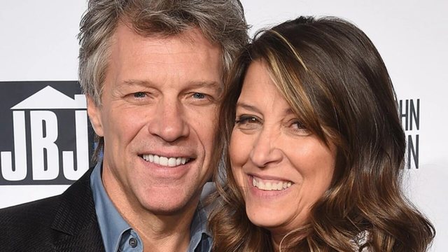 Jon Bon Jovi e pranon publikisht: “E kam tradhtuar shumë herë gruan time…”