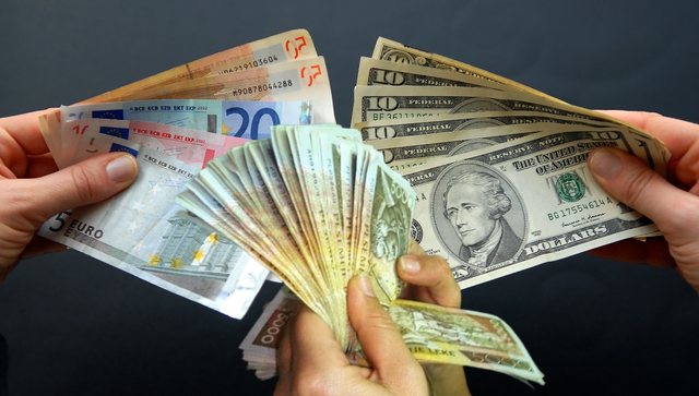 Dramë në tregun valutor, euro në rënie të lirë, leku “godet” edhe dollarin