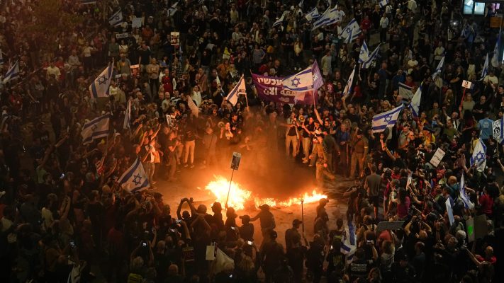 “Bëni marrëveshje, lironi pengjet”, mijëra qytetarë izraelitë protestojnë në Tel Aviv