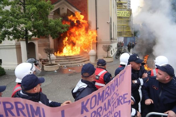 Hodhën molotovë drejt bashkisë, gjykata liron dy protestuesit e opozitës