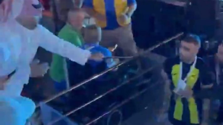 VIDEO/ Ndodh në Arabinë Saudite, tifozi sulmon me kamxhik futbollistin pas ndeshjes