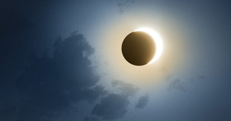 Eklipsi diellor, cilat janë vendet europiane me “fat” që do mund ta shohin pjesërish