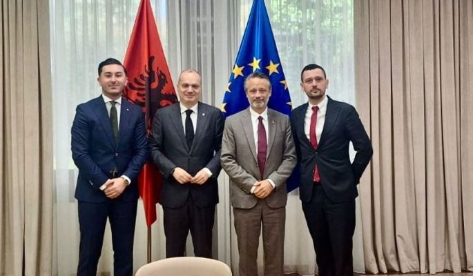 “Janë histori suksesi”, ministri Igli Hasani takon dy deputetët suedezë me origjinë shqiptare: Jemi krenarë për ta