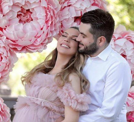 “Zoti më tha që mami ka një vëlla tek barku”, këngëtarja e njohur shqiptare bëhet nënë për herë të dytë