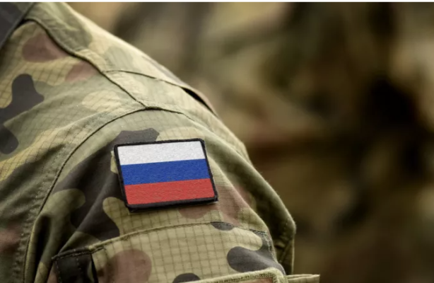 Leu flokët me ngjyrat e flamurit të Ukrainës, rusi rrezikon gjobën
