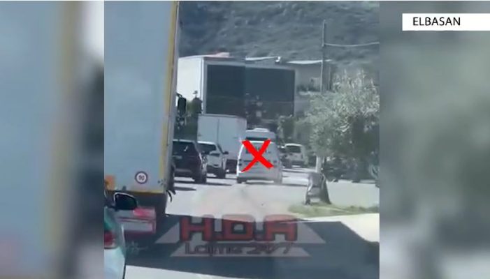 Kreu parakalim të gabuar në rrugë me fushëpamje të kufizuar, gjobitet shoferi në Elbasan