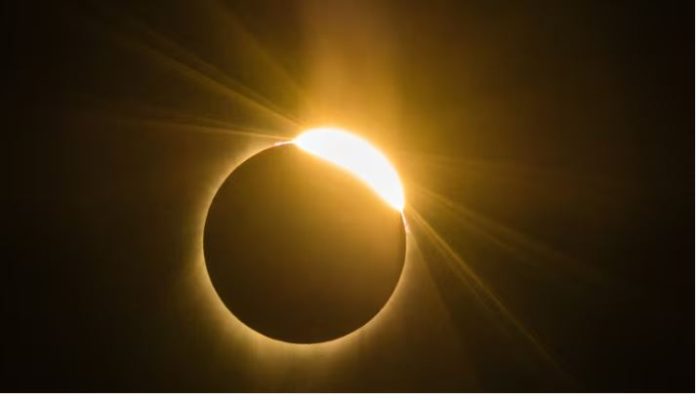 LIVE/ Ndiqni eklipsin diellor, NASA publikon pamjet mahnitëse