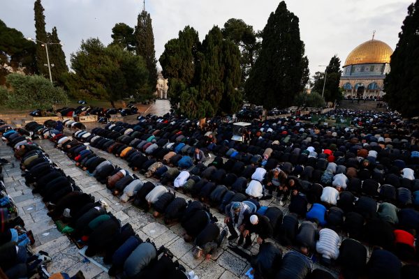 Festë nën hijet e luftës, mijëra besimtarë mblidhen për faljen e Bajramit në xhaminë Al Aksa në Jeruzalem
