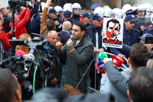 “Nuk tërhiqemi”, Këlliçi njofton datën dhe orën, kur do mbahet protesta e radhës para Bashkisë së Tiranës