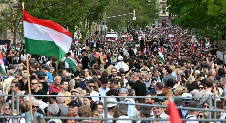 “Orban, jep dorëheqjen”, mijëra njerëz protestojnë në Budapest kundër kryeministrit, marshojnë drejt Parlamentit