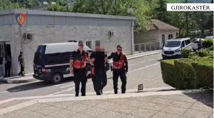 Njëri monitoronte rrugën, tjetri transportonte drogën me “Jaguar”, policia e Gjirokastrës sekuestron  2 thasë me kanabis