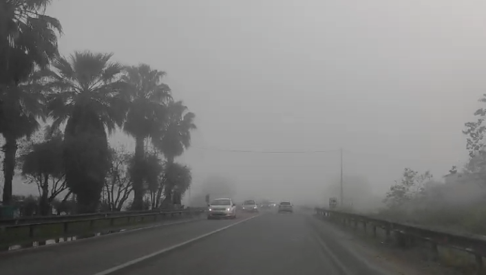 Mjegull e dendur në rrugën Thumanë-Vorë, vështirësi në qarkullimin e automjeteve