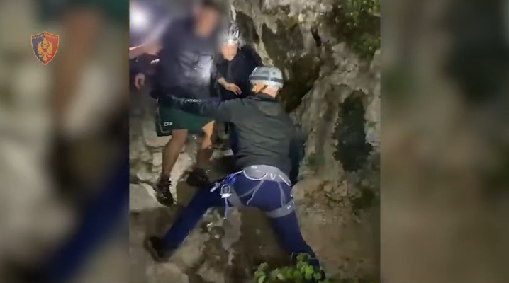 Shpëtohen 5 turistët anglezë që ishin bllokuar te “Shpella e Pëllumbasit”