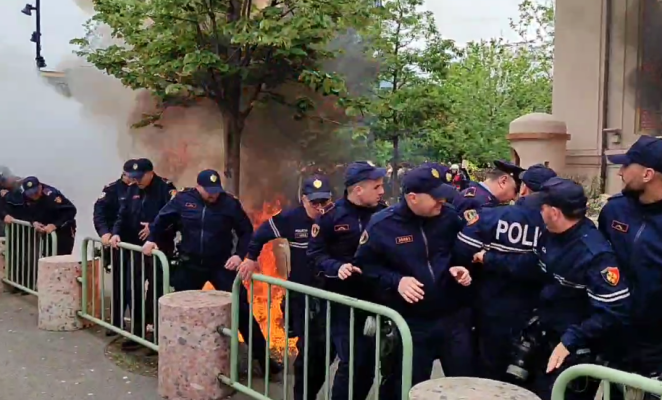 VIDEO/ Protestë e dhunshme para Bashkisë në Tiranë, hidhet molotov