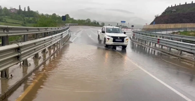 Shiu përmbyt rrugën e Arbrit në Gjoricë të Bulqizës, vështirësohet qarkullimi i mjeteve