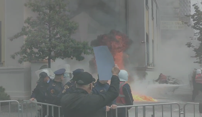 VIDEO/ Tym i zi në kryeqytet, protestuesit hedhin molotov para bashkisë Tiranë