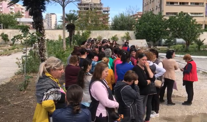 “Lironi pronarin”, punonjëset e fasonerisë protestë në Vlorë: Duam punë, jemi në mes të 4 rrugëve!