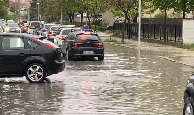 Moti i keq në Shqipëri, reshjet e shiut “përmbytin” qytetin e Vlorës