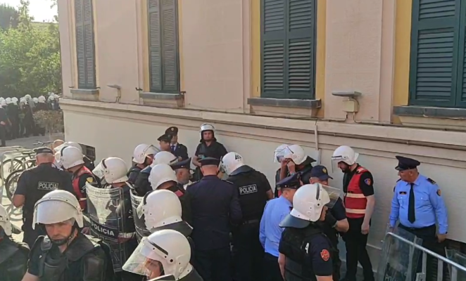 Protesta para bashkisë Tiranë, policit i bie të fikët, mjeku i jep ndihmën e parë