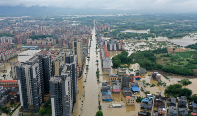 “Përmbytet” Kina jugore, makinat “not” nëpër rrugë, 11 qytetarë të zhdukur dhe mbi 50 mijë të evakuuar