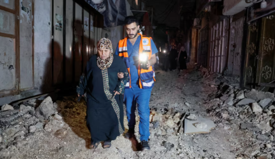 Banorët ecin në një rrugë të dëmtuar pas një bastisjeje izraelite në kampin Nur Shams, Tulkarm, në Bregun Perëndimor të pushtuar nga Izraeli, 20 prill 2024. REUTERS/Raneen Sawafta