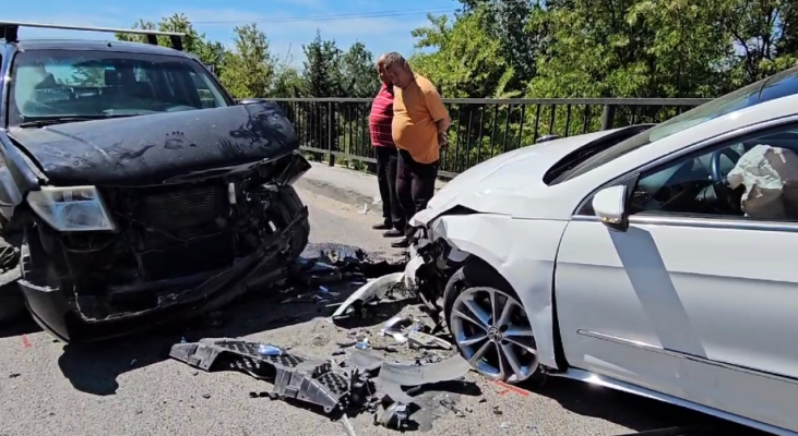 Përplasen dy makina në Fier, lëndohet shoferja e “Volkswagen”