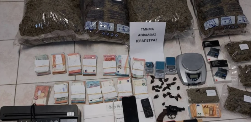 Prangoset në Kretë “bosja” shqiptare, policia i gjen në shtëpi mbi 10 kg  dr*gë dhe bllokun e  klientëve