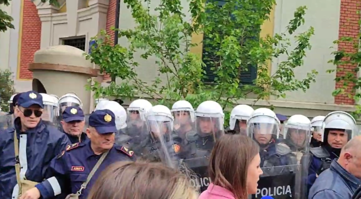 Nesër protesta e radhës para bashkisë Tiranë, policia njofton masat: Rrugët që do të bllokohen