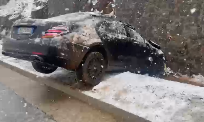 Ngricë dhe dëborë, aksidentohet makina në rrugën e Kombit, shpëton mrekullisht familja