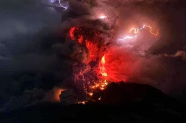 VIDEO/ Shpërthen vullkani në Indonezi, evakuohen 800 banorë