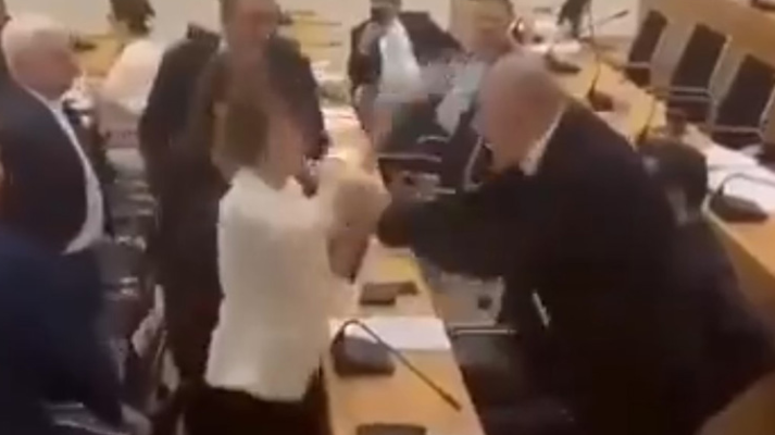VIDEO/ Deputetja i “flak” kolegut shishen e ujit në kokë, plas sherri në Kuvend